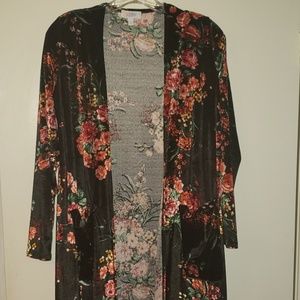 Stunning Sarah lularoe